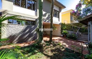 Imagem: A casa possui 3 Dormitórios, 3 Banheiros, 4 Vagas na garagem