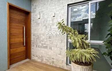 Imagem: A casa possui 3 Dormitórios, 2 Banheiros, 2 Vagas na garagem