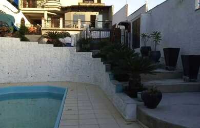 Imagem: A casa possui 4 Dormitórios, 4 Banheiros, 4 Vagas na garagem