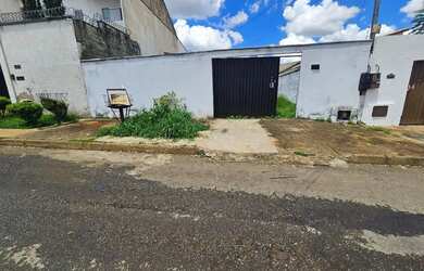 Imagem: A casa possui 2 Dormitórios, 1 Banheiro, 2 Vagas na garagem