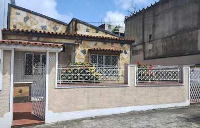 Imagem: A casa possui 3 Dormitórios, 1 Banheiro, 3 Vagas na garagem