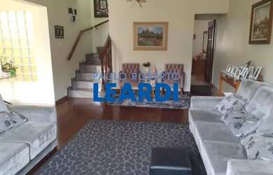 Imagem: A casa possui 3 Dormitórios, 3 Banheiros, 5 Vagas na garagem