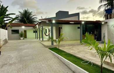 Imagem: A casa possui 4 Dormitórios, 3 Banheiros, 4 Vagas na garagem