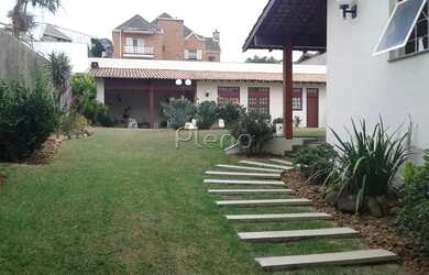 Imagem: A casa possui 4 Dormitórios, 2 Banheiros, 5 Vagas na garagem