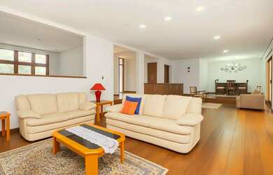 Imagem: A casa possui 4 Dormitórios, 5 Banheiros, 5 Vagas na garagem