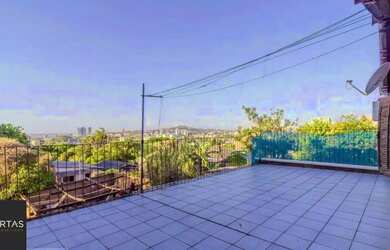 Imagem: A casa possui 3 Dormitórios, 2 Banheiros, 3 Vagas na garagem