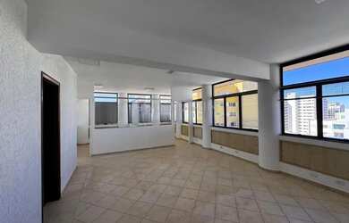 Imagem: O depósito possui 1 Vaga na garagem e 120m² de Área e está