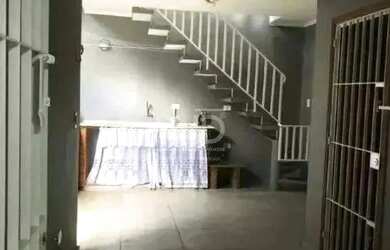 Imagem: A casa possui 5 Dormitórios, 3 Banheiros, 3 Vagas na garagem