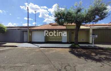 Imagem: A casa possui 3 Dormitórios, 2 Banheiros e 198m² de Área