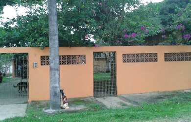 Imagem: A casa possui 2 Dormitórios, 2 Banheiros, 3 Vagas na garagem