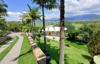 Imagem: A casa possui 4 Dormitórios, 3 Banheiros, 5 Vagas na garagem