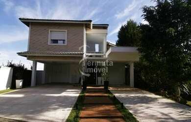 Imagem: A casa em condomínio possui 4 Dormitórios, 4 Banheiros, 480m²