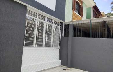 Imagem: A casa possui 3 Dormitórios, 3 Banheiros, 2 Vagas na garagem