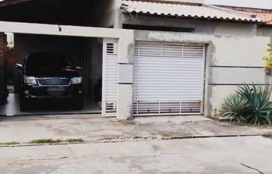 Imagem: A casa possui 3 Dormitórios, 2 Banheiros, 2 Vagas na garagem