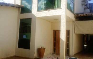 Imagem: A casa possui 4 Dormitórios, 4 Banheiros, 4 Vagas na garagem