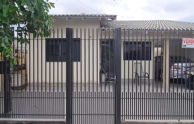 Imagem: A casa possui 3 Dormitórios, 1 Banheiro, 1 Vaga na garagem