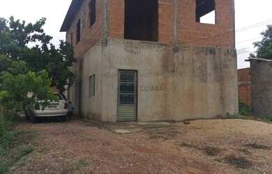 Imagem: A casa possui 5 Dormitórios, 2 Banheiros, 4 Vagas na garagem