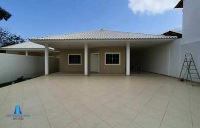 Imagem: A casa possui 4 Dormitórios, 3 Banheiros, 1 Vaga na garagem