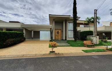 Imagem: A casa em condomínio possui 3 Dormitórios, 4 Banheiros, 2