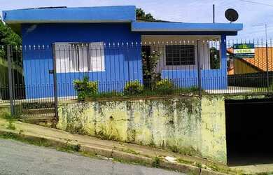 Imagem: A casa possui 2 Dormitórios, 1 Banheiro, 2 Vagas na garagem