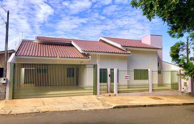 Imagem: A casa possui 3 Dormitórios, 3 Banheiros, 2 Vagas na garagem