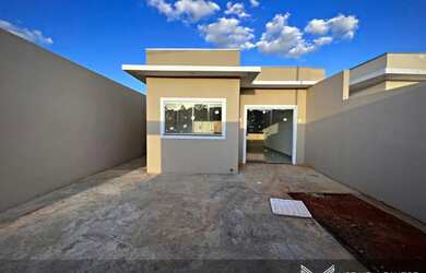 Imagem: A casa possui 3 Dormitórios, 1 Banheiro, 2 Vagas na garagem