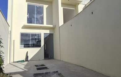 Imagem: A casa possui 2 Dormitórios, 2 Banheiros, 2 Vagas na garagem