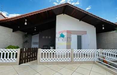 Imagem: A casa possui 3 Dormitórios, 2 Banheiros, 5 Vagas na garagem