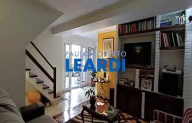 Imagem: A casa possui 3 Dormitórios, 4 Banheiros, 5 Vagas na garagem