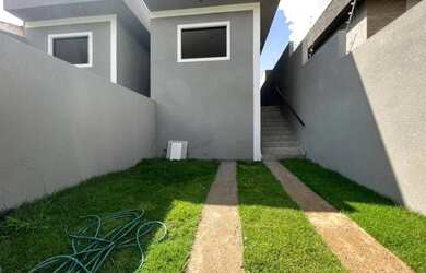 Imagem: A casa possui 2 Dormitórios, 2 Banheiros, 2 Vagas na garagem