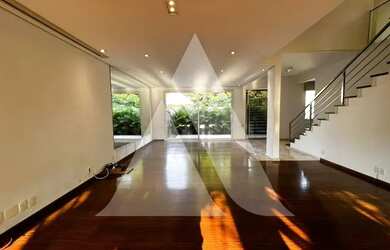 Imagem: A casa possui 4 Dormitórios, 5 Banheiros, 2 Vagas na garagem