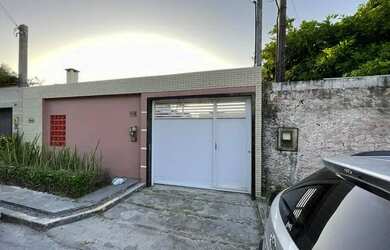 Imagem: A casa possui 4 Dormitórios, 4 Banheiros, 3 Vagas na garagem