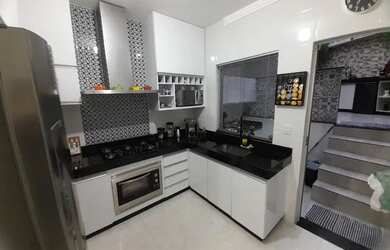 Imagem: A casa possui 2 Dormitórios, 1 Banheiro, 2 Vagas na garagem