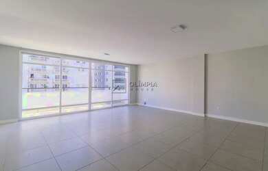 Imagem: O apartamento na cobertura possui 3 Dormitórios, 2 Banheiros