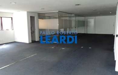 Imagem: O depósito possui 3 Vagas na garagem, 128m² de Área e está