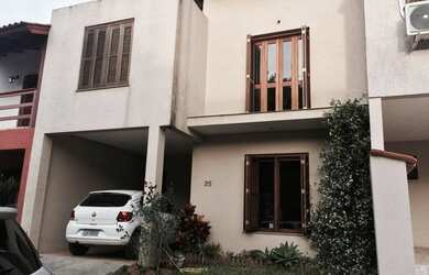 Imagem: A casa possui 3 Dormitórios, 2 Banheiros, 2 Vagas na garagem