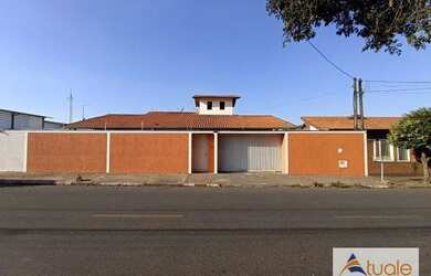 Imagem: A casa possui 4 Dormitórios, 5 Banheiros, 4 Vagas na garagem