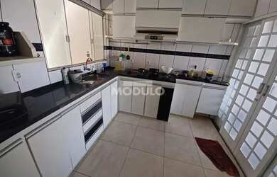 Imagem: A casa possui 3 Dormitórios, 1 Banheiro, 3 Vagas na garagem