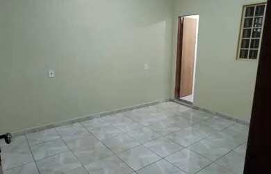 Imagem: A casa possui 3 Dormitórios, 2 Banheiros, 1 Vaga na garagem