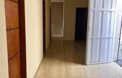 Imagem: A casa possui 3 Dormitórios, 1 Banheiro e está localizado