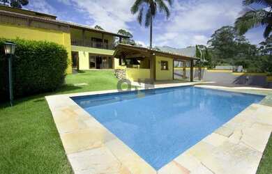 Imagem: A casa em condomínio possui 4 Dormitórios, 5 Banheiros, 5