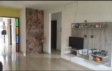 Imagem: A casa possui 3 Dormitórios, 1 Banheiro, 1 Vaga na garagem