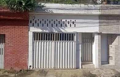 Imagem: A casa possui 2 Dormitórios, 3 Banheiros, 1 Vaga na garagem