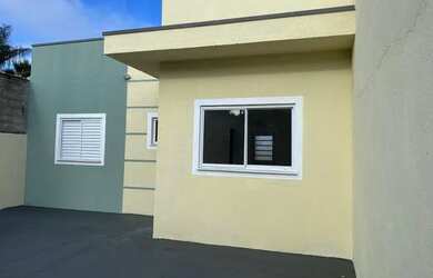 Imagem: A casa possui 2 Dormitórios, 2 Banheiros, 3 Vagas na garagem