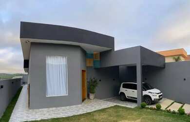 Imagem: A casa possui 3 Dormitórios, 3 Banheiros, 4 Vagas na garagem