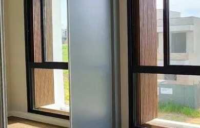 Imagem: A casa possui 3 Dormitórios, 4 Banheiros, 4 Vagas na garagem