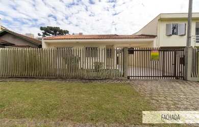 Imagem: A casa possui 3 Dormitórios, 3 Banheiros, 4 Vagas na garagem