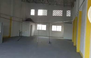 Imagem: O depósito à venda possui 4 Vagas na garagem e 490m² de Área