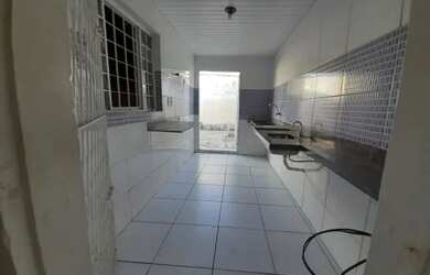 Imagem: A casa possui 3 Dormitórios, 1 Banheiro e 2 Vagas na garagem