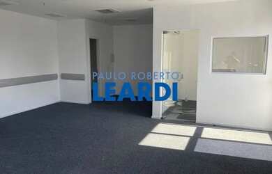 Imagem: O depósito possui 3 Vagas na garagem e 120m² de Área e está